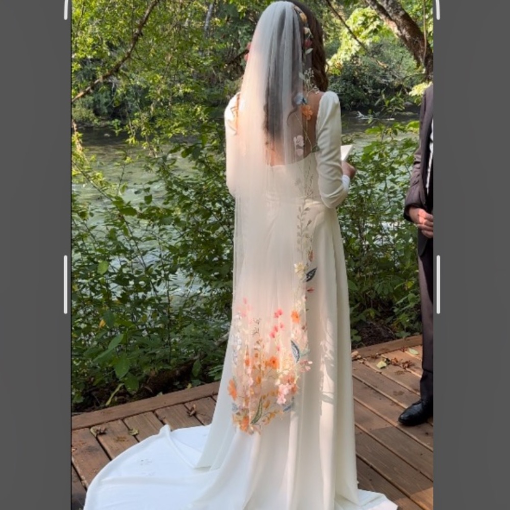 Handmade embroidered veil with silk wildflower embellishments, made in England - Picture 5 of 6